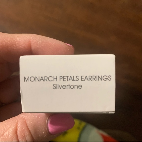 Avon Monarch petals earrings silvertone from Signature Collection NIB - Picture 4 of 5